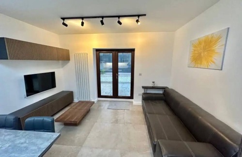 Huddersfield House | Modern 4 bed 4 en-suite house - Great location
