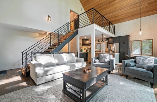 Gainesville House | Modern 4 bedroom 4 bathroom home offered for extended stays.
