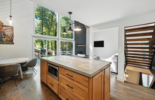Gainesville House | Modern 4 bedroom 4 bathroom home offered for extended stays.