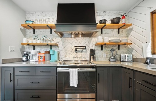 Gainesville House | Modern 4 bedroom 4 bathroom home offered for extended stays.