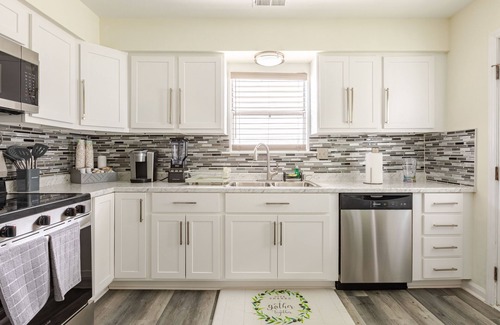 Durham House | Modern 4-Bedroom Duplex Near Duke – Private Entry & Parking for 12 guests