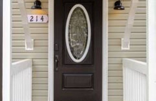 Durham House | Modern 4-Bedroom Duplex Near Duke – Private Entry & Parking for 12 guests