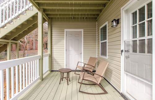 Durham House | Modern 4-Bedroom Duplex Near Duke – Private Entry & Parking for 12 guests
