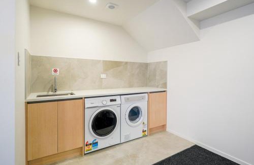 Glenfield House | Modern 4-Bedroom Home in Glenfield