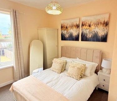 Hull House | Modern 4 bedroom property 8 beds wifi smart tv games room pool table