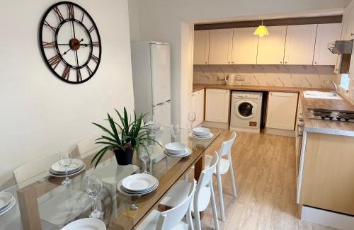 Hull House | Modern 4 bedroom property 8 beds wifi smart tv games room pool table