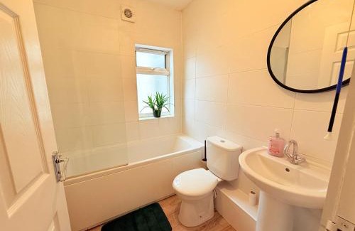 Hull House | Modern 4 bedroom property 8 beds wifi smart tv games room pool table