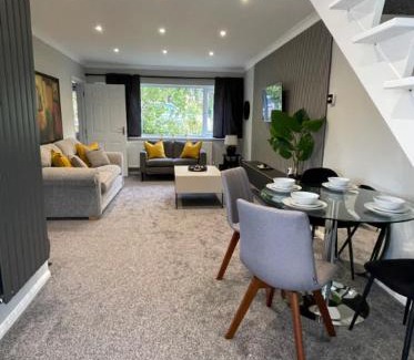 Braintree House | Modern 4Bed Contractor Home
