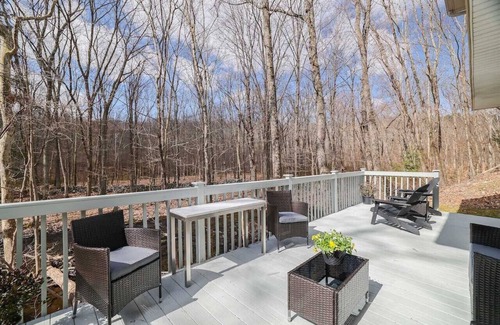 East Stroudsburg House | Modern 4BR Getaway in East Stroudsburg – A/C & High-Speed Wi-Fi