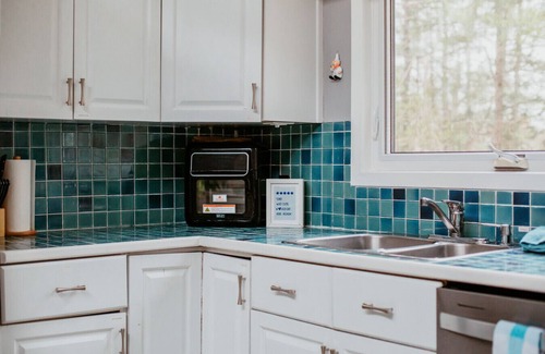 Apsley House | Modern 4BR Lakefront Escape w/King Beds & Hot Tub