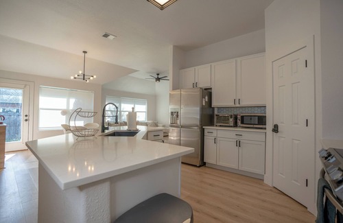 Roanoke House | Modern 4BR w/Natural Light, High Ceilings, 20 mins from DFW Airport