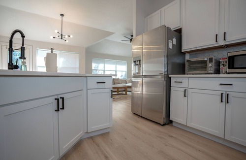 Roanoke House | Modern 4BR w/Natural Light, High Ceilings, 20 mins from DFW Airport