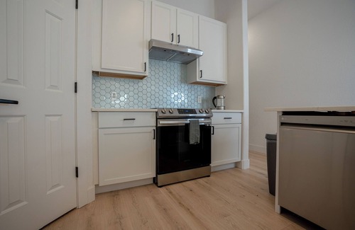 Roanoke House | Modern 4BR w/Natural Light, High Ceilings, 20 mins from DFW Airport