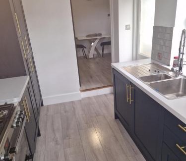 Thornton Heath Apartment | Modern 5 bedroom house with parking, London