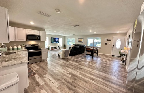 Tropic House | Modern 5 Bedroom Home 8 minutes from Beach