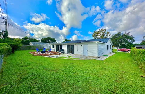 Tropic House | Modern 5 Bedroom Home 8 minutes from Beach