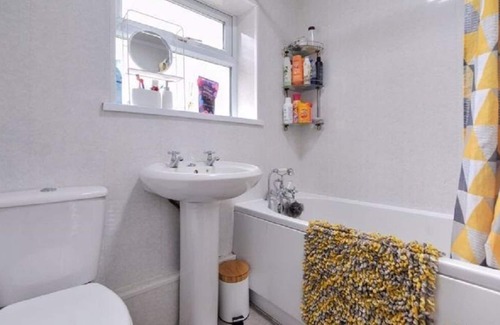 Gateshead House | Modern 5 Bedroom House, Free Wi-Fi & Parking