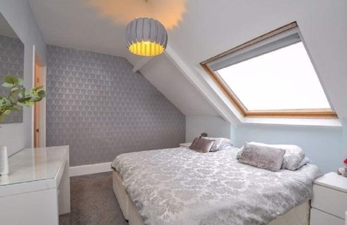 Gateshead House | Modern 5 Bedroom House, Free Wi-Fi & Parking
