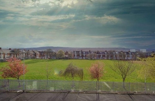 Gateshead House | Modern 5 Bedroom House, Free Wi-Fi & Parking