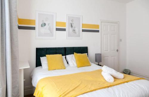 Wallasey Apartment | Modern 5-Bedroom House with 8 Beds, Perfect for Contractors, Extended Stay Savings
