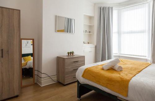 Wallasey Apartment | Modern 5-Bedroom House with 8 Beds, Perfect for Contractors, Extended Stay Savings