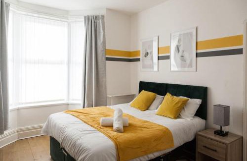Wallasey Apartment | Modern 5-Bedroom House with 8 Beds, Perfect for Contractors, Extended Stay Savings