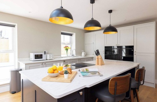 Southbourne House | Modern 5-Bedroom Retreat Nr Coast