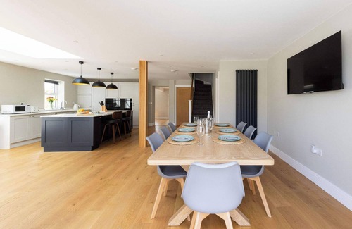 Southbourne House | Modern 5-Bedroom Retreat Nr Coast
