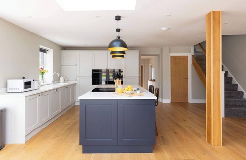 Southbourne House | Modern 5-Bedroom Retreat Nr Coast