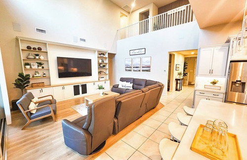 Glendale House | Modern 5 BR/4BA Family Retreat w/Heated Pool*5 mins to Westgate , Stadium & Fun