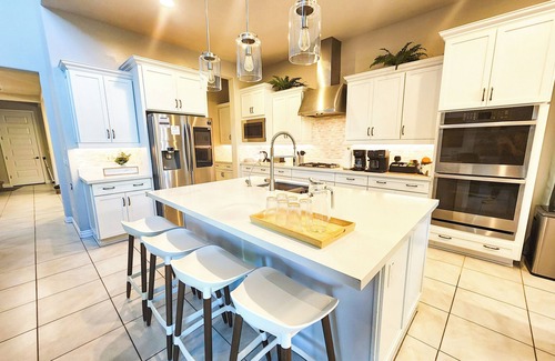 Glendale House | Modern 5 BR/4BA Family Retreat w/Heated Pool*5 mins to Westgate , Stadium & Fun