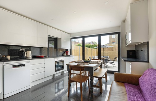 Whitechapel House | Modern 5-BR house short walk to Brick Lane and Spitalfields Market!