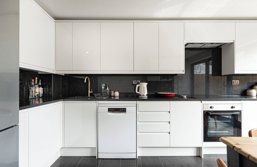 Whitechapel House | Modern 5-BR house short walk to Brick Lane and Spitalfields Market!