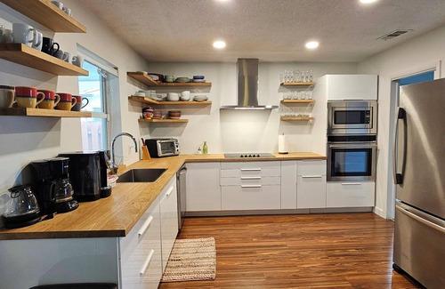 Hallandale Beach House | Modern 5⭐ HOME just 6-Min to Beach🏖️ +FREE Rental Car + FREE WATERSPORTS🌊 !