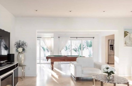 The Roads Villa | Modern 5BR Mansion Minutes Away from Miami Beach