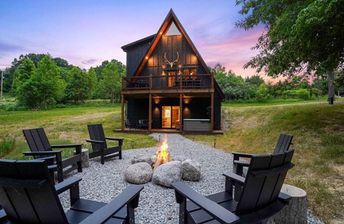 McArthur Cabin | Modern A-Frame + Barrel Sauna | Hot Tub | Kid's Fort | Private Trails
