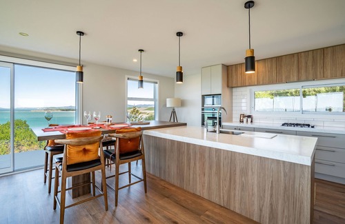 Kakanui House | Modern & Amazing with Unbeatable Ocean Views. AVAILABLE FOR LABOUR WEEKEND 2025