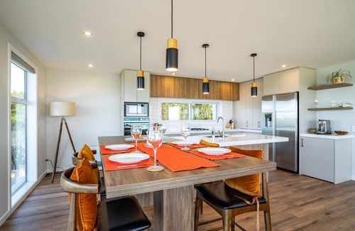 Kakanui House | Modern & Amazing with Unbeatable Ocean Views. AVAILABLE FOR LABOUR WEEKEND 2025