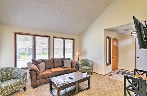 Abbott Loop House | Modern Anchorage Townhome 8 Mi to Downtown!