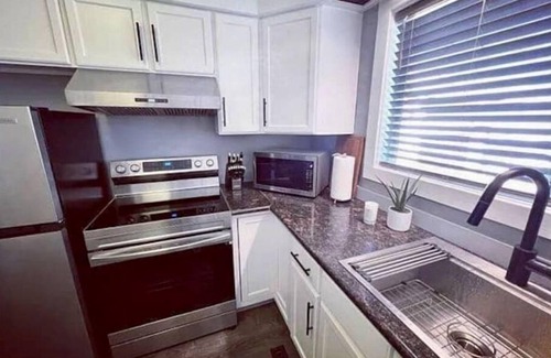 Santa Rita Cottage | Modern and chic 2 bedroom home near Glacier!