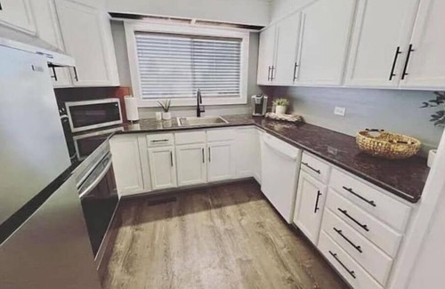 Santa Rita Cottage | Modern and chic 2 bedroom home near Glacier!