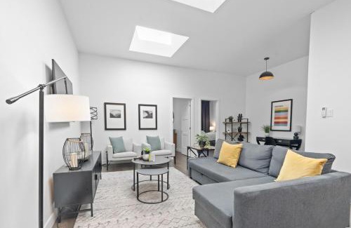 La Petite-Patrie Apartment | Modern and Cozy 2bdr near St-Hubert Plaza