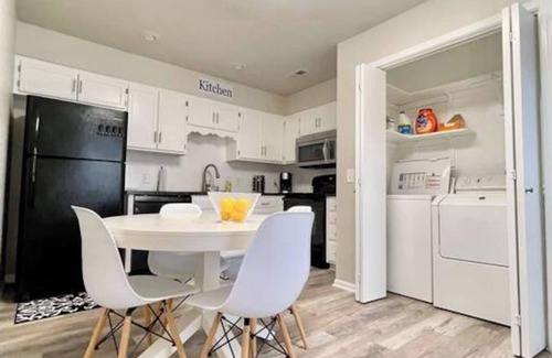 Smithville House | Modern and cozy home nestled a few blocks from downtown Smithville, MO