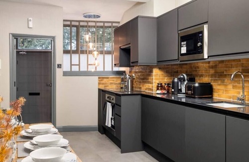 King's Cross Apartment | Modern and Funky 3-BR Flat with Games Room and Sauna