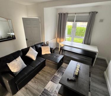 Anniesland Villa | Modern and stylish 3 bedroom 2 bathroom west end house with Free WiFi and parking