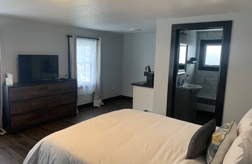 North Muskegon Hotel | Modern and Private Queen Suite near Downtown