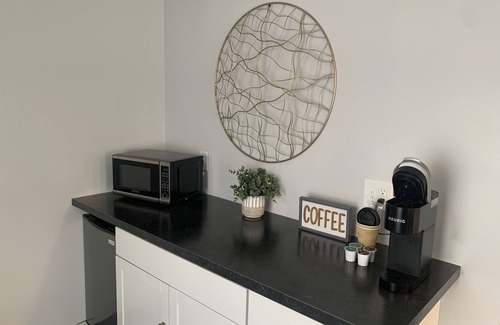 North Muskegon Hotel | Modern and Private Queen Suite near Downtown