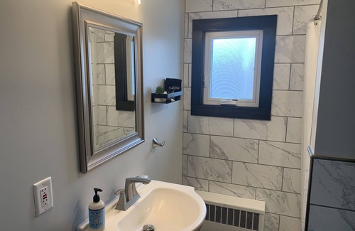 North Muskegon Hotel | Modern and Private Queen Suite near Downtown