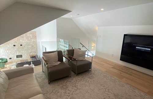 New Bothwell Cottage | Modern and spacious country house minutes outside the city