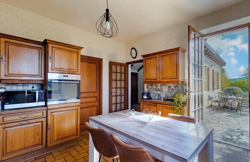 Cazoules House | Modern and Spacious Gîte in Cazoulès with Terrace, Parking, Pets Allowed, Near Sarlat